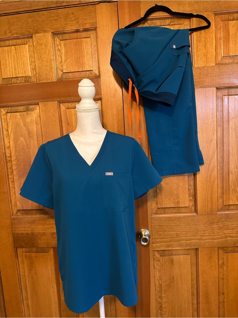 Figs Women’s Alps Blue Catarina scrub top and Kade Cargo Pants Large Set